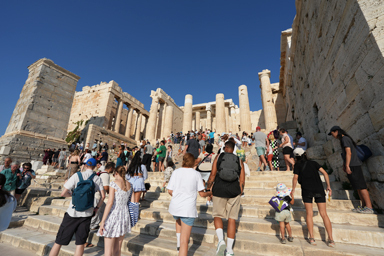 観光客でにぎわう遺跡の風景