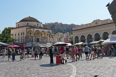 ビルの隙間から見えるパルテノン神殿