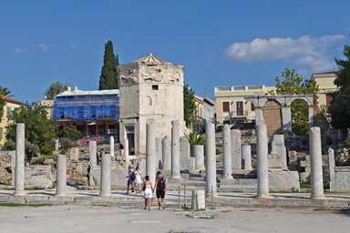 白と黒が印象的な大理石の塔