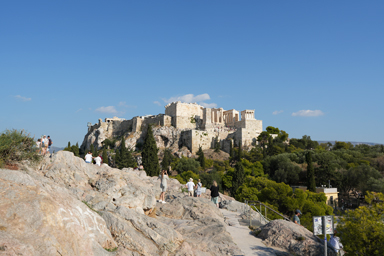 岩の丘から見上げるパルテノン神殿