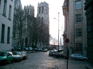 石畳の道を走る車の音風景