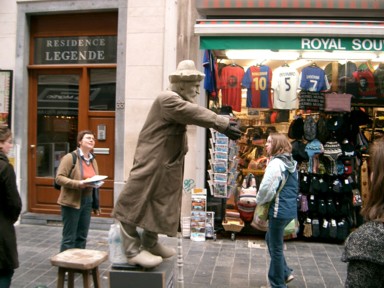 動かない銅像と動く目の対比