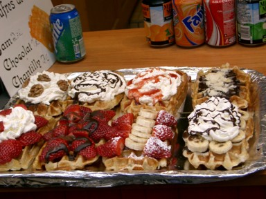 豪華なトッピングに囲まれたワッフル