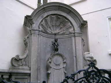 小さな英雄ジュリアン君の像