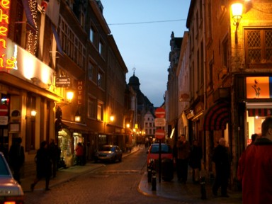 街灯が灯る夕暮れ時の街角