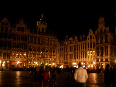 ロマンチックな雰囲気漂う広場の中心