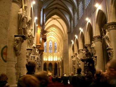 パイプオルガンの音に圧倒される聖堂内