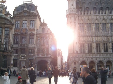 広場の端でワッフルを楽しむひととき