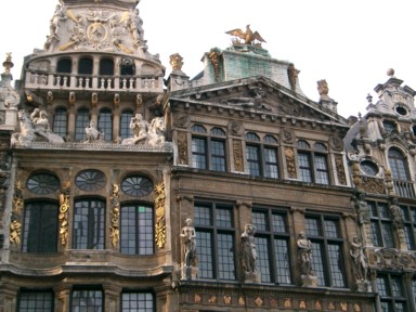 近づくたびに変化する建築の美しさ