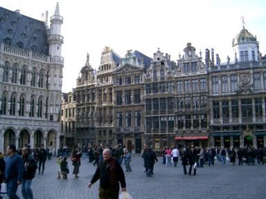 ブリュッセルのグランプラスを囲む豪華なギルドハウスの街並み。