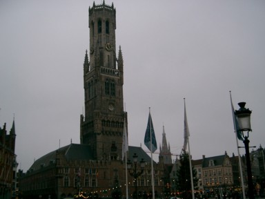 ベルギーの街並みにそびえる鐘楼が印象的な歴史的景観。