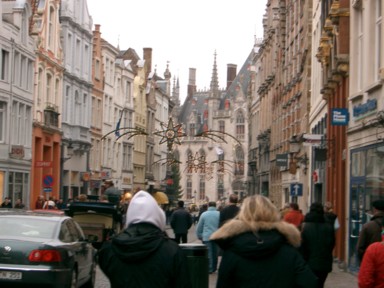 ブルージュの運河沿いに並ぶ中世の街並み。