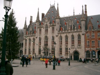 鐘の音が響くブルージュの街角