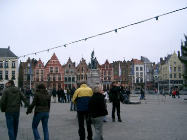 観光客でにぎわうブルージュの広場