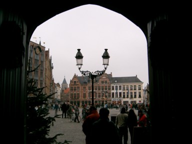 小雪が舞う空に感じる旅の余韻