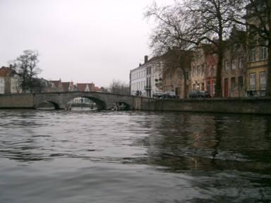 運河クルーズから見上げる街の人々