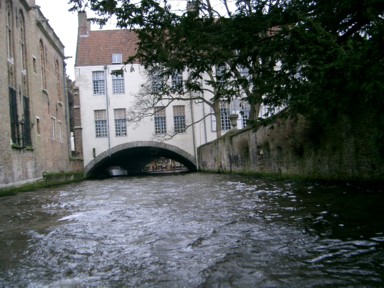 窓から糸を垂らす昔ながらの荷物の受け渡し