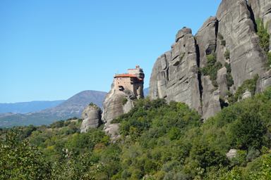 岩の上に建つメテオラの修道院