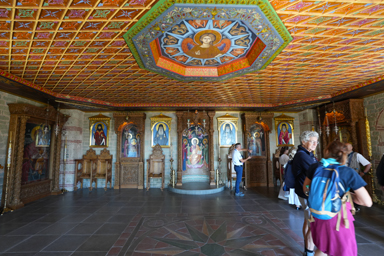神聖な空気に包まれる修道院の中