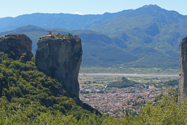メテオラの奇岩の上にのっかる修道院