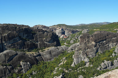 悠久の時を感じる岩山の風景