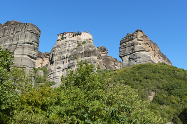 見つけにくい場所にある修道院