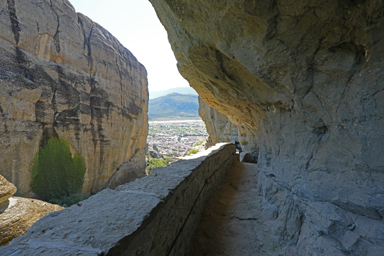 断崖を登る非日常の階段