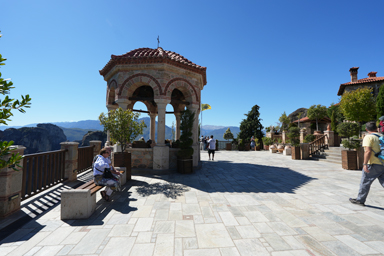 断崖の上に広がる花と緑の楽園