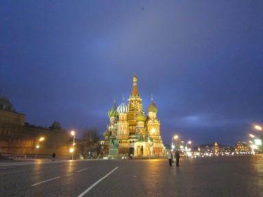 寒さの中で微笑みを誘う教会の風景
