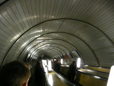 モスクワ地下鉄の深さと体力勝負のエスカレーター