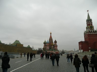 クレムリンの赤い城壁と聖堂が並ぶ荘厳な景観。