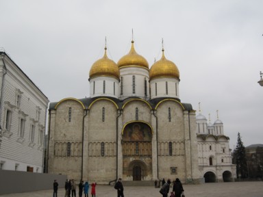 巨大建築に圧倒される瞬間