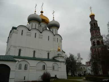 ノヴォデヴィチ修道院の白壁と金色のドームが輝く静かな景観。