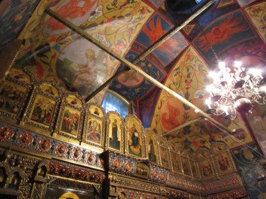 十字架に導かれるような荘厳な空間