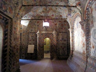 厳かな空間から一転、幻想的な世界へ