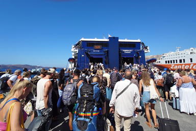 乗船を急かされる港の風景