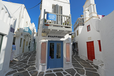 魅力的な店が並ぶショッピングストリート