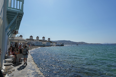 レストラン選びのヒントは通りのテーブル