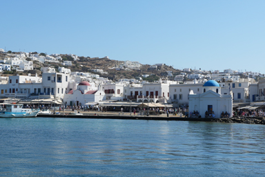 色で道を覚えるミコノスの風景