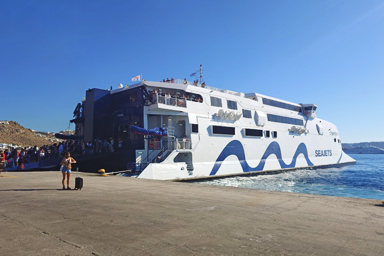 高速船の甲板で風に吹かれる様子