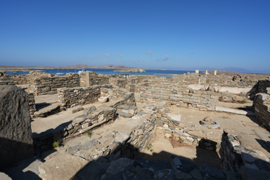 エーゲ海に浮かぶデロス島の古代遺跡が残る静かな風景。