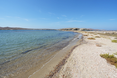 波音が響く静かな島の風景
