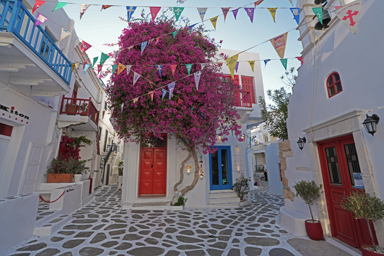 白い家が並ぶミコノス島の様子