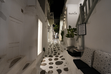 静かな路地とにぎやかな通りの対比