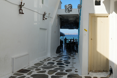 迷路のような路地の先に広がる海