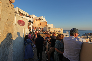 夕日を待つ観光客たちの様子