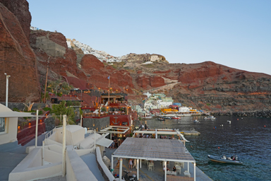 階段を下りて向かうシーフードレストラン街