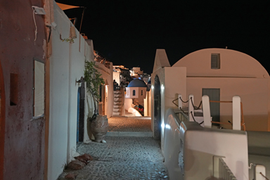 夜の静けさに包まれたサントリーニの道