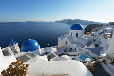 イアの青いドームの教会と白い家と眼下に空に広がる真っ青な世界