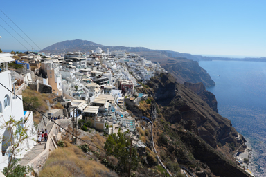 町のはずれから見た全景